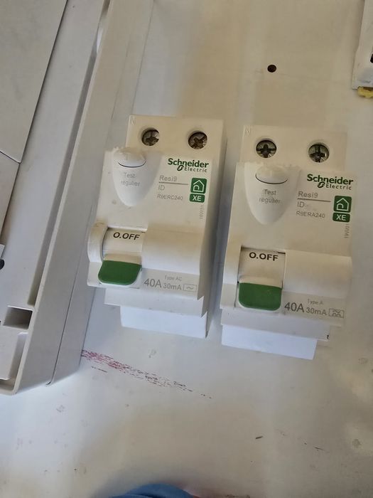 Rozdzielnica elektryczna  Schneider Resi 9 wraz z osprzętem