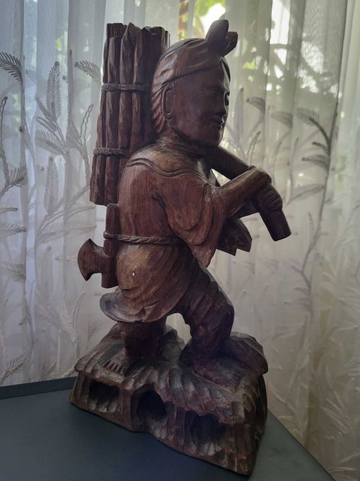 Резная деревянная фигурка "Дровосек" — ручная работа, красное дерево