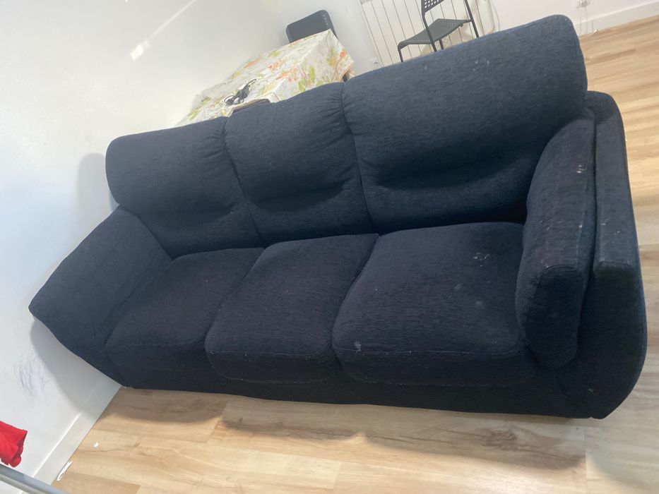 Sofá preto - bastante confortável, precisa apenas de ser limpo - por 40€