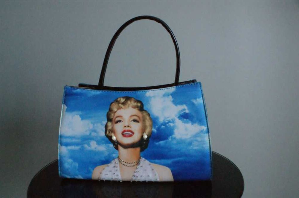 Torebka Marilyn Monroe elegancka kuferek do ręki niebieska granatowa