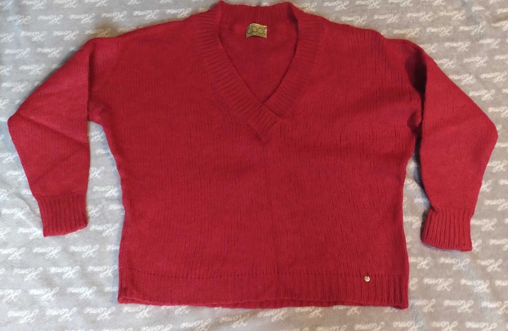 Sweter damski w serek Clooe