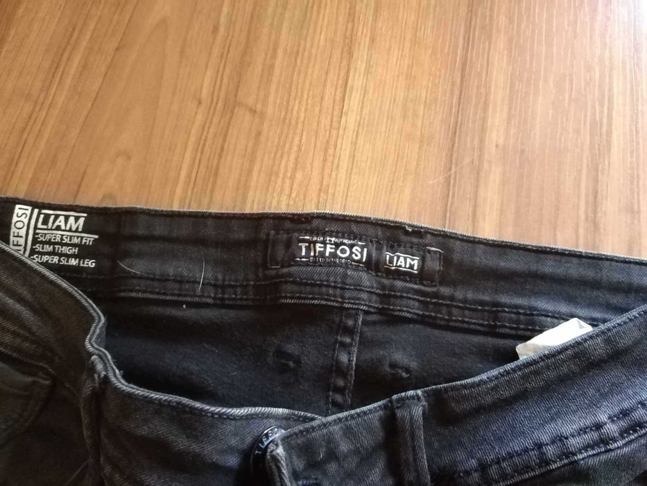3 calças de ganga + 1 calça oferta