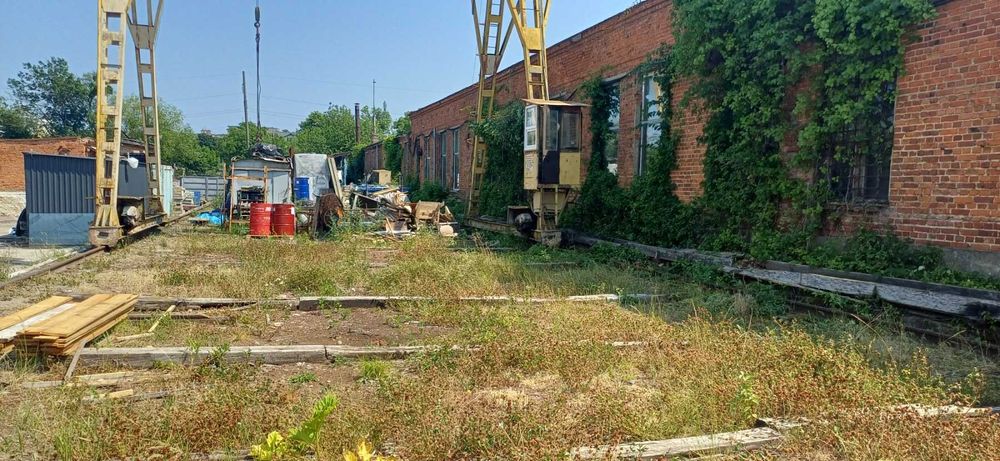 Оренда відкритої площадки площею від 100 до 500м2 та складських приміщень 30-60 м2 у Львові