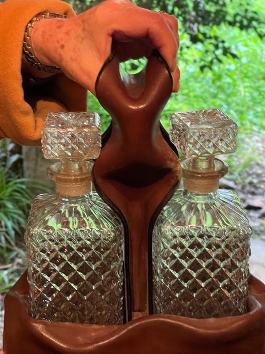 Garrafas de cristal e suporte428573325809438723