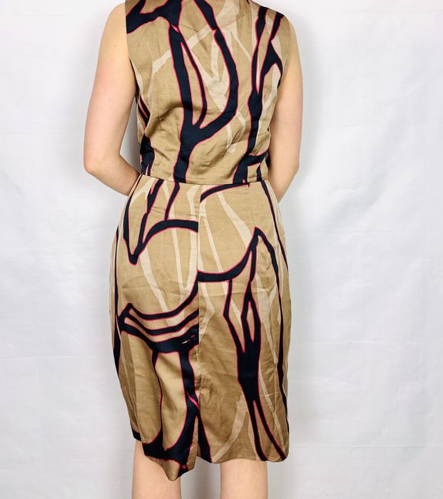Beżowa sukienka z abstrakcyjnym wzorem S 36