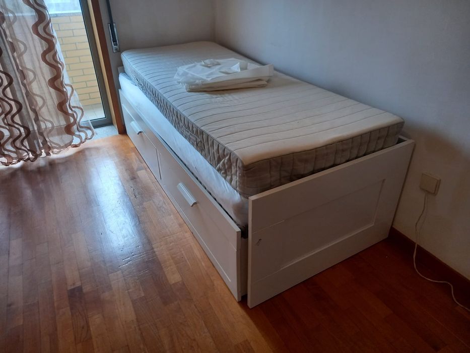 Cama solteiro/ casal + colchões + roupeiro