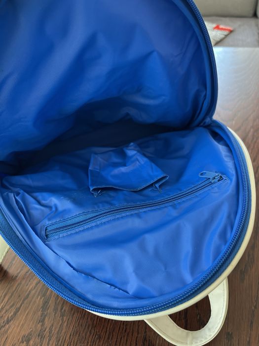 Niebieski plecak z białymi akcentami