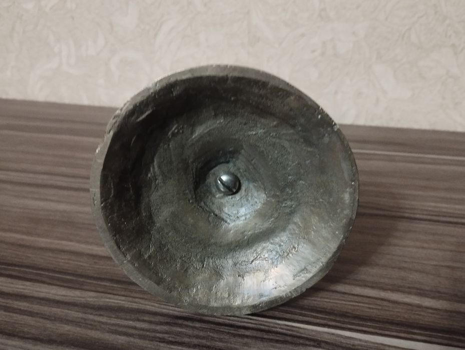 Продам бронзовый подсвечник.