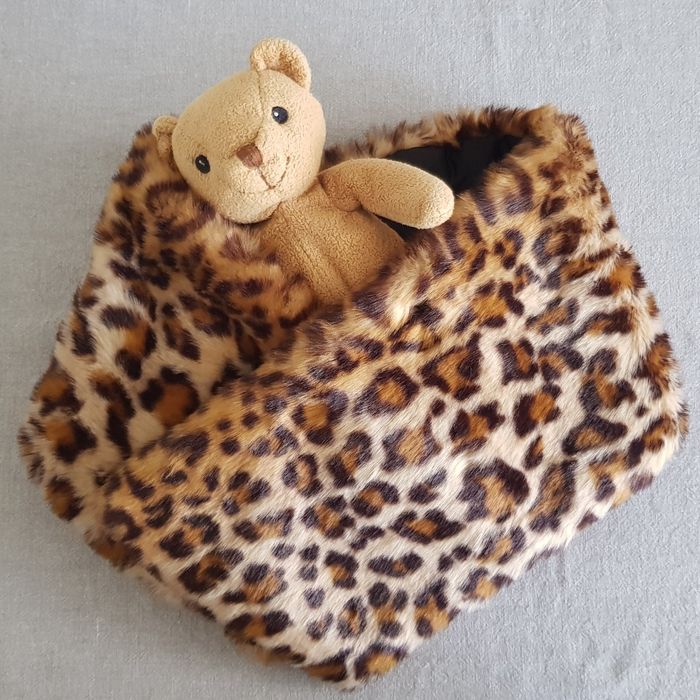 Etola ze sztucznego futra Stradivarius w cętki.