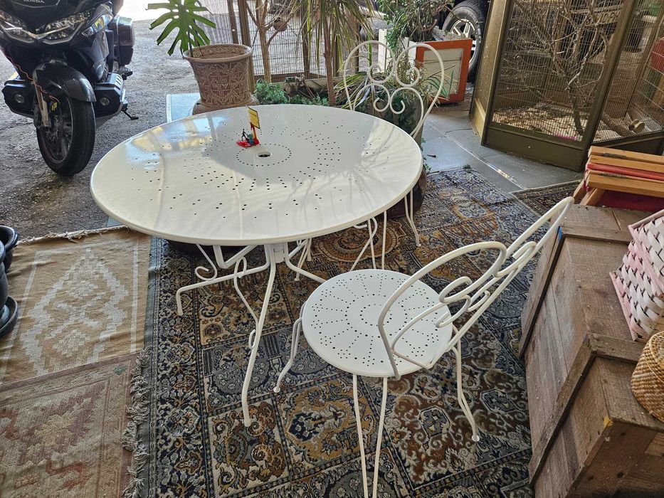 Conjunto de Jardim - Mesa e duas cadeiras - Tudo como novo