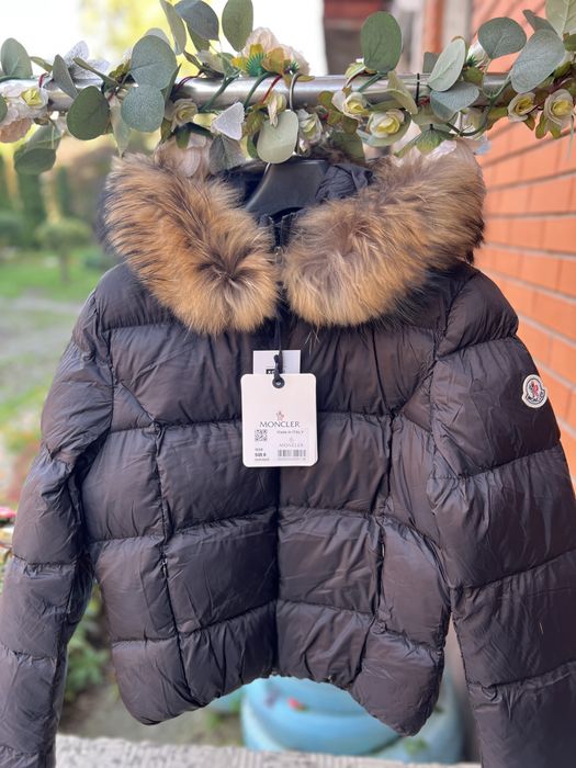 Чорний жіночий укорочений пуховик Moncler