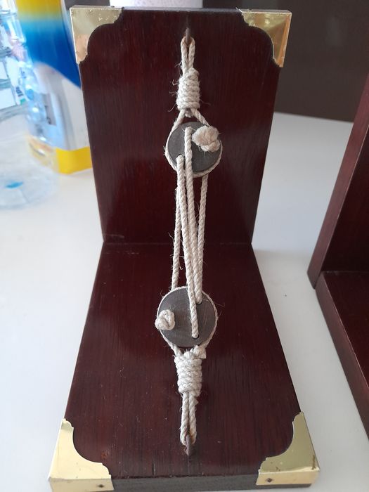 Suporte para livros em madeira