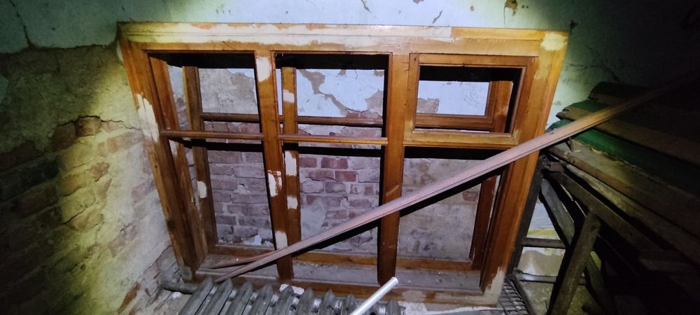 Віконна дерев'яна рама вікно