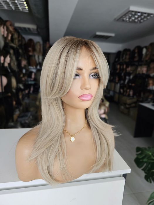 Peruka Premium Kim średnia jasny beżowy blond naturalny efekt