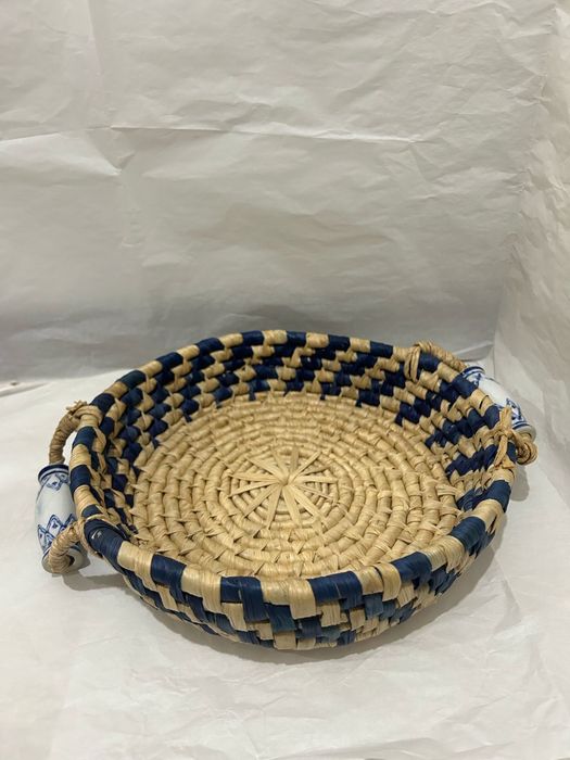 Cesto de verga com pegas de porcelana