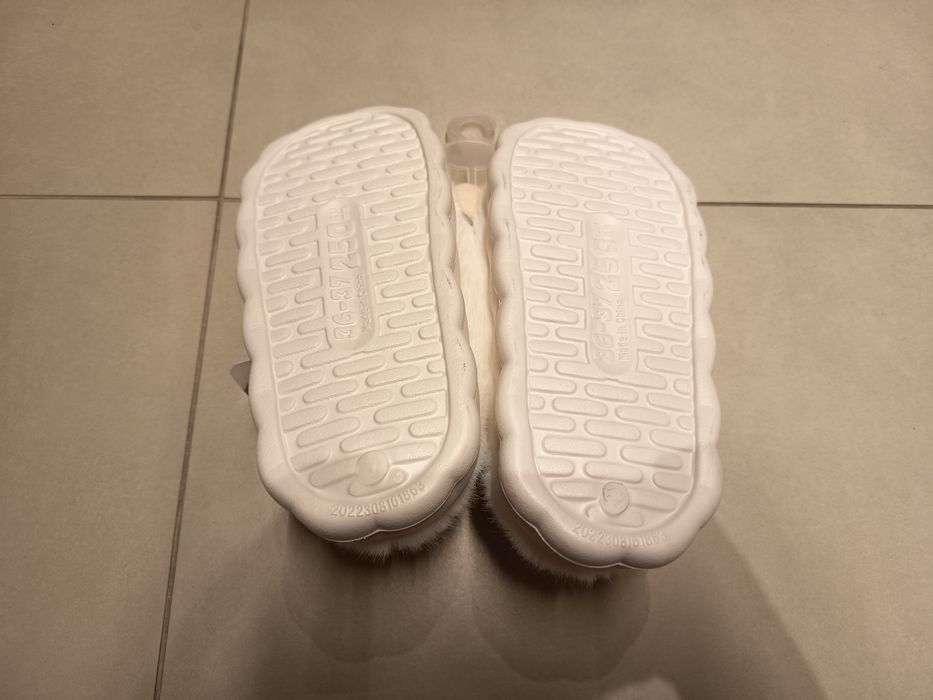 Nowe białe futrzane kapcie buty