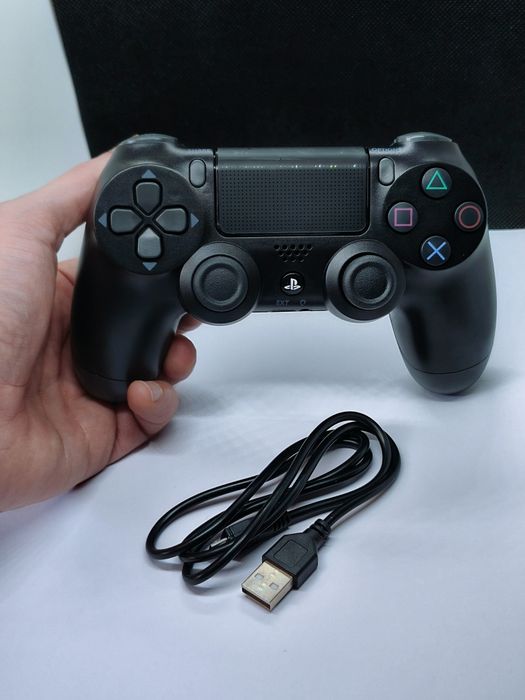 Comando para PC/PS4 Em ótimo estado + cabo.