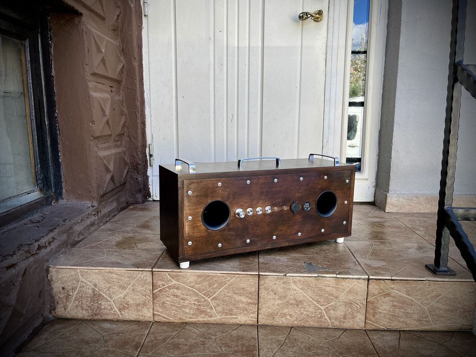 Referencyjny głośnik aktywny w kolorze czekoladowym, o mocy 2x35 Wat