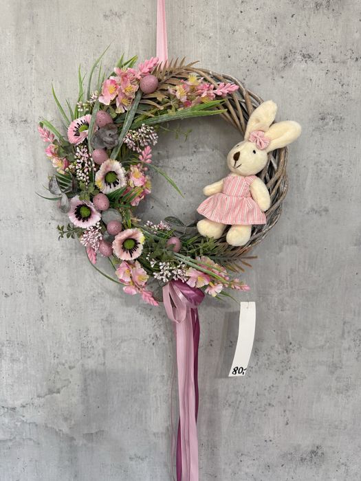 Piekny wianek wielkanocny z zajączkiem