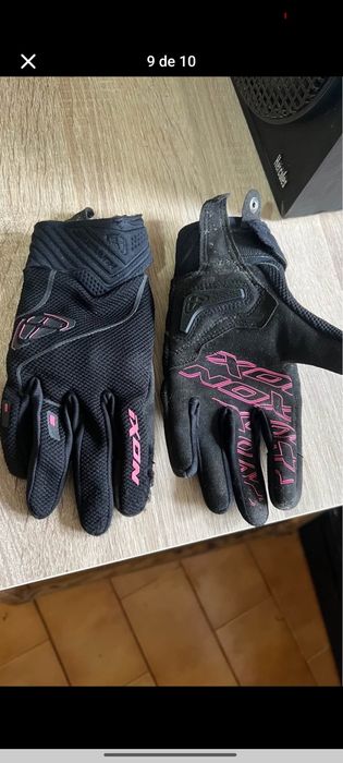 Capacetes casacos e luvas de moto
