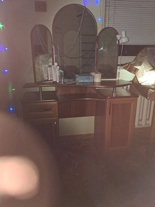 Трюмо, туалетний столик, шафа з дзеркалом