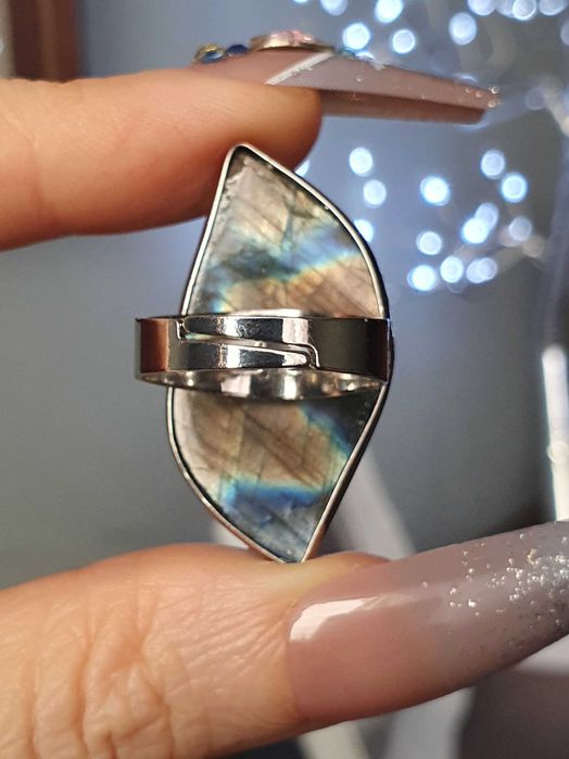 Anel ajustável com labradorite azul e multicolor, pedra natural