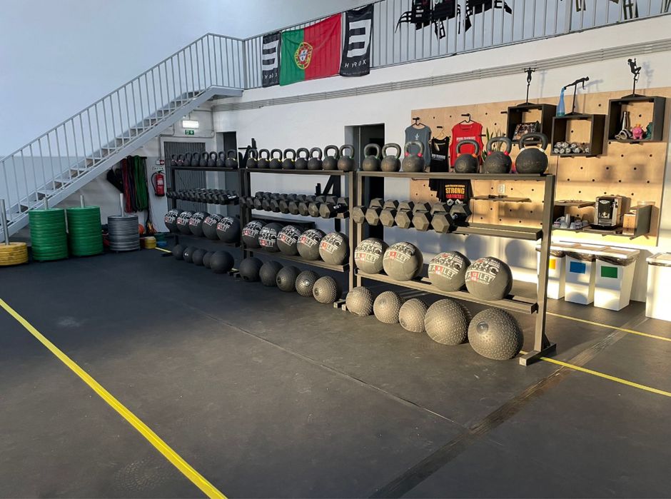 Suportes de halteres, bumpers e kettlebells