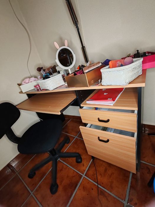 Secretaria em madeira com cadeira