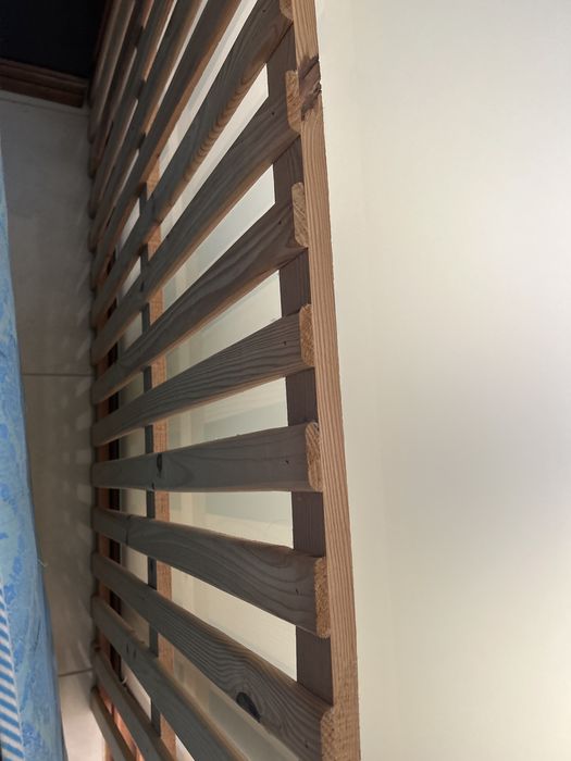 Cama individual com mesa de cabeceira