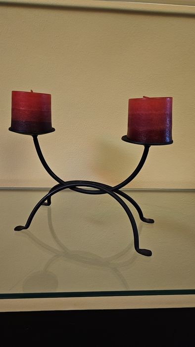 Castiçal em ferro com velas