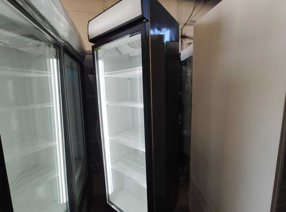 Холодильна шафа вітрина скляна UBC Dynamic Сірий. Відмінний стан!