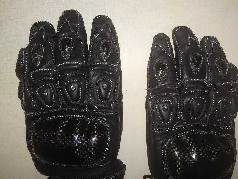 Мотоперчатки кожаные с защитой суставов и пальцев.