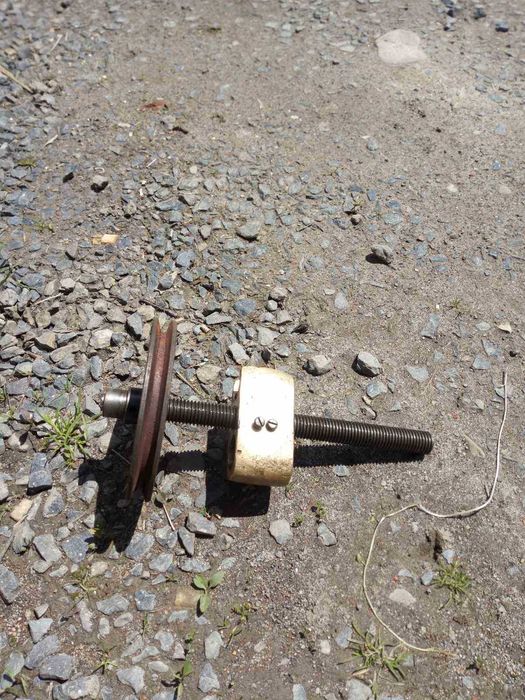 винт с мощной латунной гайкой и шкивок приводной