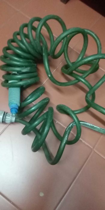 Mangueira  com cerca de 3 metros e outra mangueira verde com 4 metros