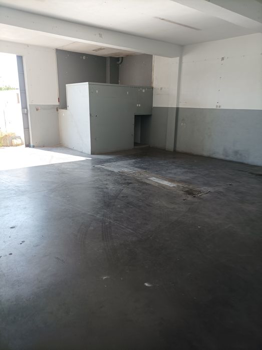 Arrenda armazém/oficina/garagem