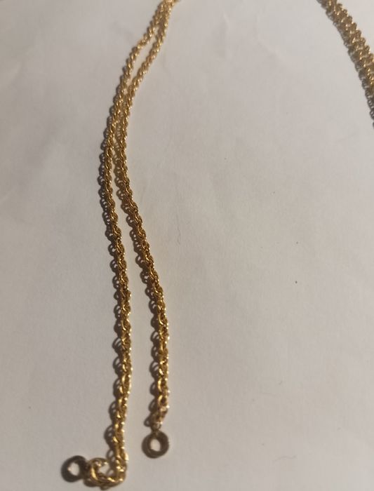 Pendente único no mundo em forma de pé esculpido pelo mar e fio