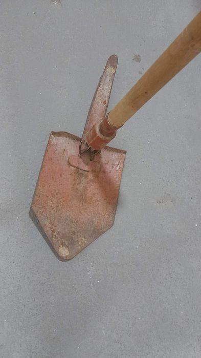 Ferramenta antiga militar com pá dobrável