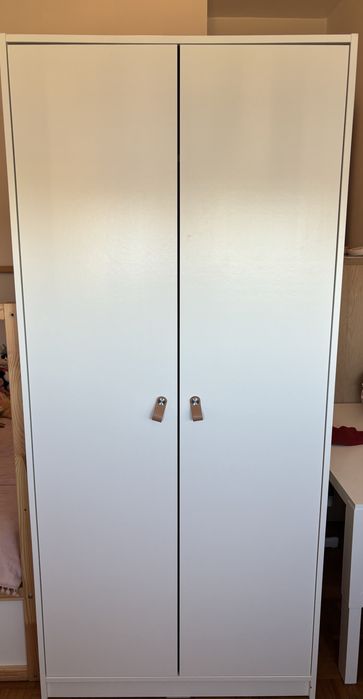 Roupeiro IKEA KLEPPSTAD e puxadores pele ÖSTERNÄS