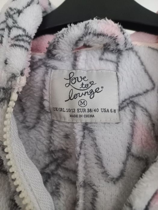 Pijama inteiro  super fofo .M. Impecável