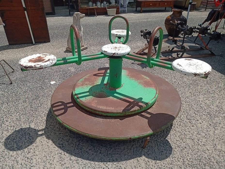 Carrossel infantil em ferro