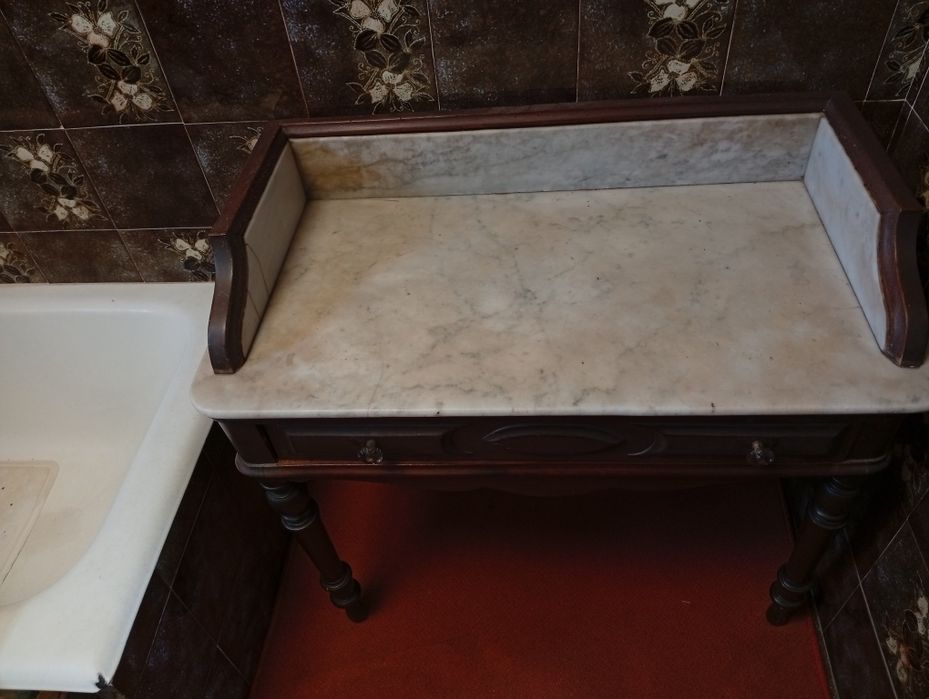 Armário de quarto de banho em madeira com tampo em mármore