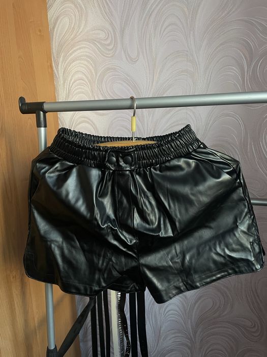 Чорні шорти з еко-кожи S-M