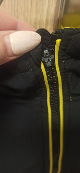 Czarna bluza sportowa zapinana na suwak