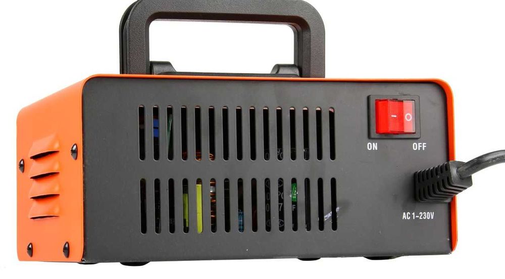 Prostownik INWERTEROWY z Rozruchem BC-200 BJC 200A 12/24V