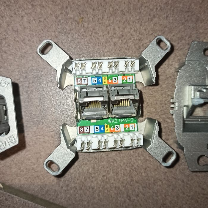 Jung, Gniazdo internetowe RJ45 podwójne 8/8 kat. 6; Nr. Kat.: JU-UAE8