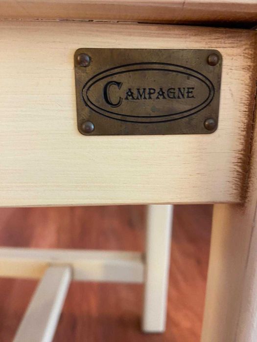 Mesa de jantar e cadeiras