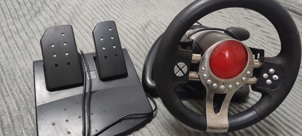 Ігровий руль з педалями.