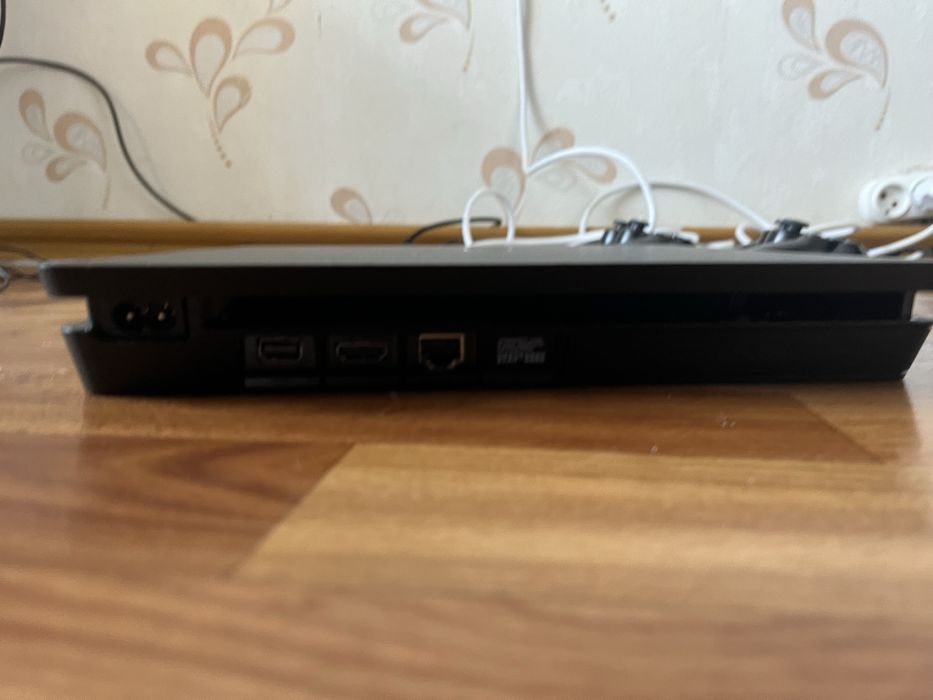 PlayStation 4 Slim 1 Tb + 2 джостика