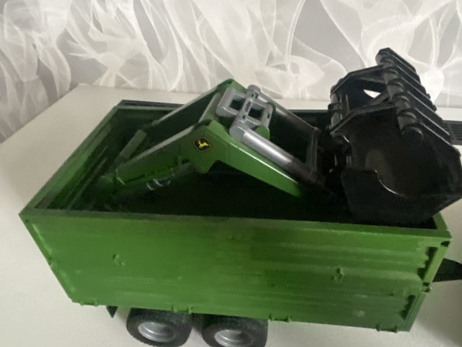 Продам  трактор Bruder John Deere 7930