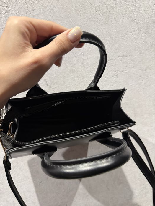 Чорна сумка шукає нову власницю